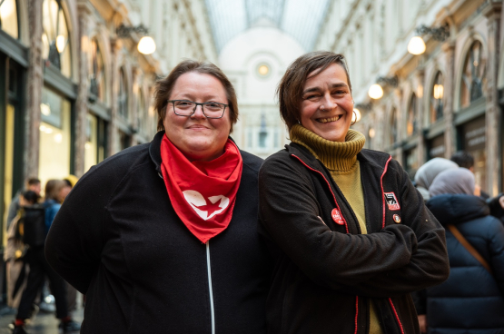 Annik Van den Bosch, BBTK-afgevaardigde bij Delhaize in Berchem, en haar collega Agnès Babinska, afgevaardigde voor CNE (ACV) in Ukkel. Allebei staan ze op de Brusselse PVDA-lijst voor het federaal parlement. (Foto Solidair, Bruno Bauwens)