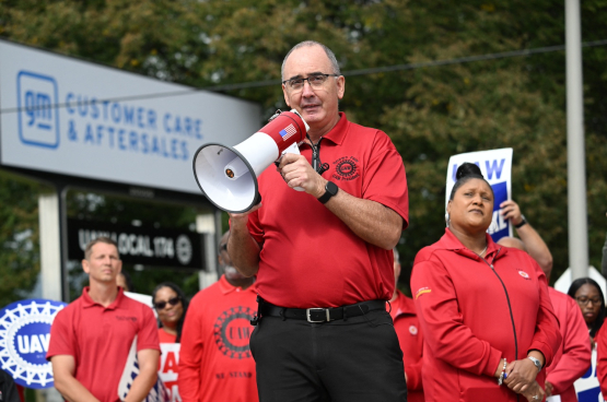 Shawn Fain spreekt werknemers van General Motors toe op een piket in Belleville, Michigan, op 26 september 2023. (Foto AFP)