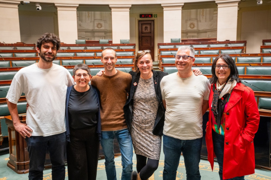 De PVDA-arbeiders-volksvertegenwoordigers in het Federaal Parlement: Kemal Bilmez, Nadia Moscufo, Robin Tonniau, Annik Van den Bosch, Roberto D’Amico en Farah Jacquet. (Foto Solidair, Stefaan Van Parys)