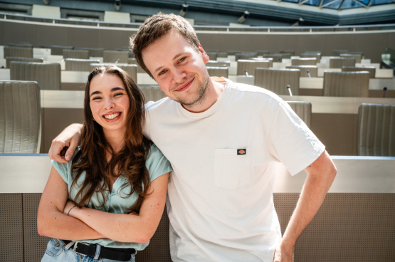 Amina El Hichmani Vandenheuvel, 22 jaar, en Onno Vandewalle, 28 jaar, trekken naar het Vlaams Parlement. (Foto Solidair, Stefaan Van Parys)